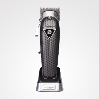 Máquina de cortar cabelo preta com base prateada e etiqueta 