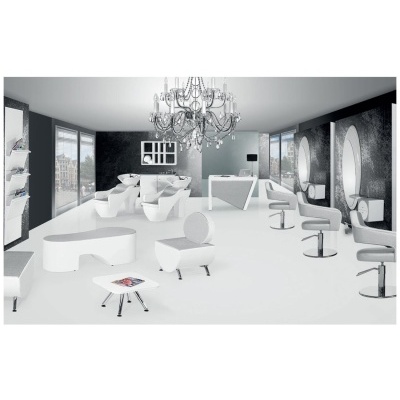 Salão de cabeleireiro moderno com cadeiras e espelhos