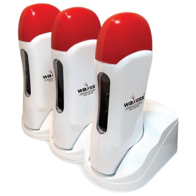 Conjunto de três depiladores eléctricos brancos com tampa vermelha em base branca