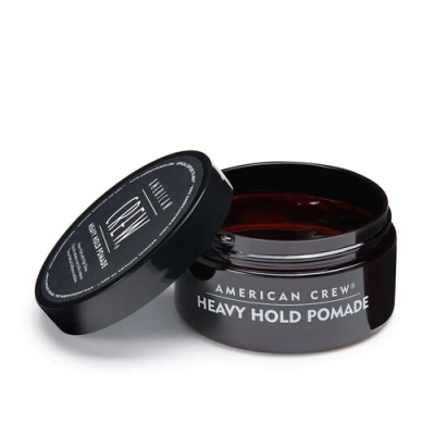Pote aberto de pomada American Crew Heavy Hold Pomade em embalagem castanha escura