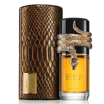 Frasco de perfume com tampa preta e capa marrom texturizada com padrão de escamas