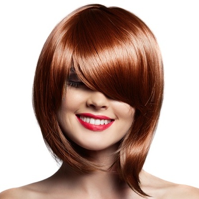 Peruca castanho-avermelhada sintética com franja lateral em mulher sorridente.