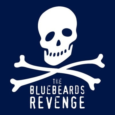 Caveira branca com ossos cruzados e texto THE BLUEBEARDS REVENGE sobre fundo azul escuro