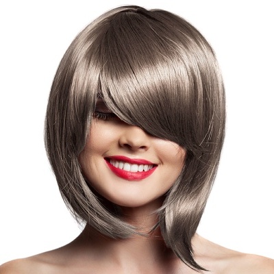 Mulher com peruca castanho acinzentado e corte moderno, sorrindo.