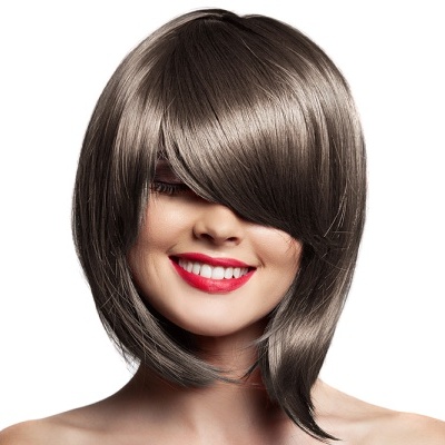 Mulher com peruca castanho acinzentada e corte médio em camadas