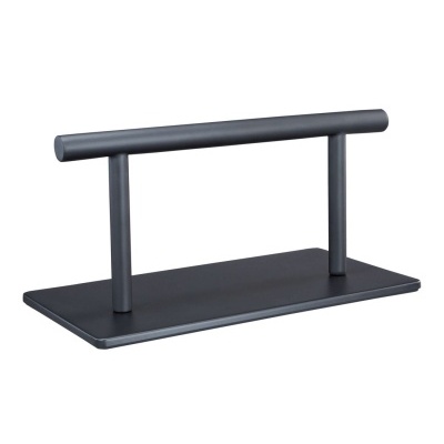 Suporte de metal preto de base retangular com barra horizontal