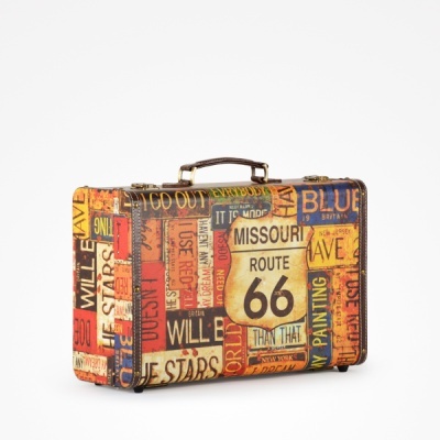 Mala rígida com padrão colorido de sinais de trânsito e letras