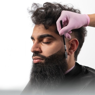 Homem com barba sendo penteado por mão com luva rosa em fundo branco