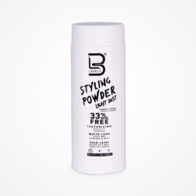 Frasco branco de pó fixador para cabelo com texto preto sobre fundo branco.