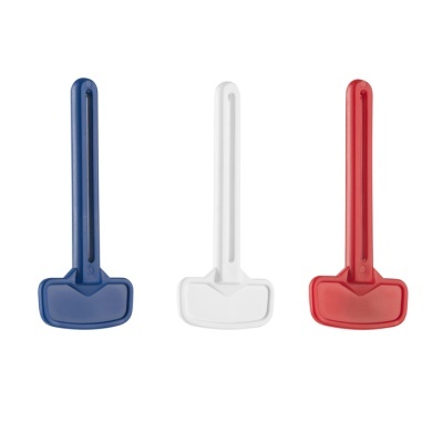 Utensílios de cozinha em plástico azul, branco e vermelho sobre fundo branco