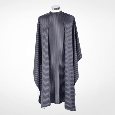 Capa de corte cinza escura com riscas brancas verticais pendurada num manequim