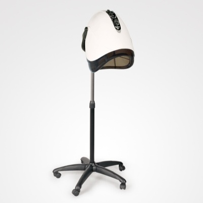 Capacete branco com base preta ajustável e rodas