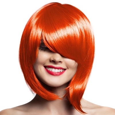 Peruca laranja vibrante com corte assimétrico em modelo feminino