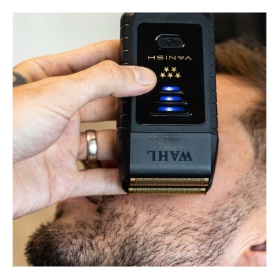 Máquina de barbear elétrica preta WAHL a aparar barba