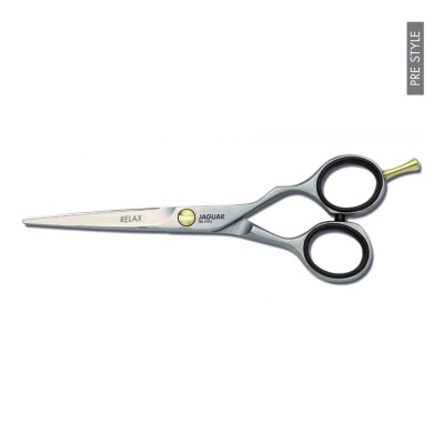 Tesoura profissional de cabelo metálica com pega preta e detalhes dourados, em fundo branco.