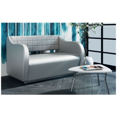 Sofá cinzento claro moderno com mesa branca e jarra decorativa num ambiente interior