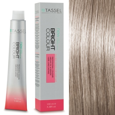 Tubo e caixa do produto TASSEL Bright Colour rosa e cinza ao lado de cabelo loiro platinado