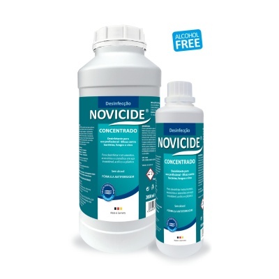 Duas embalagens de desinfetante NOVICIDE CONCENTRADO, uma grande e uma pequena, com etiquetas azuis e verdes