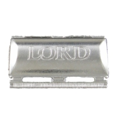 Cabeça metálica prateada de máquina de barbear com a palavra LORD gravada.