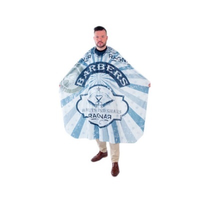 Capa de barbeiro azul e branca com tesouras e texto RAGNAR