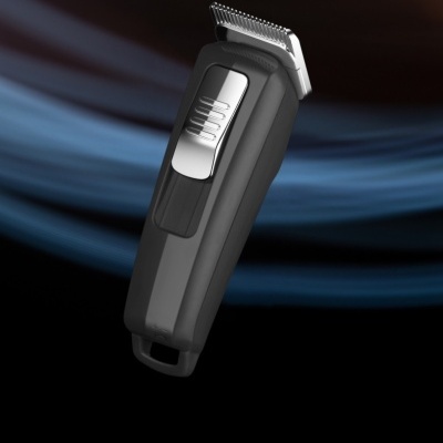 Máquina de cortar cabelo preta com lâmina metálica e botão prateado