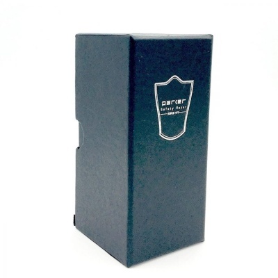 Embalagem preta de cartão com logotipo e texto prateado