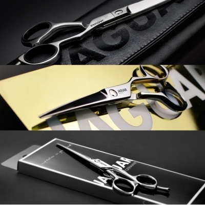 Tesouras de corte Jaguar Classic em aço inoxidável com acabamento prateado sobre fundos preto e dourado e embalagem preta