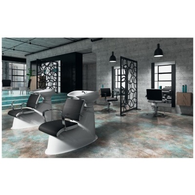 Espaço moderno de cabeleireiro com cadeiras de lavagem e cadeiras de corte pretas, paredes cinzentas e chão azul-cinza.