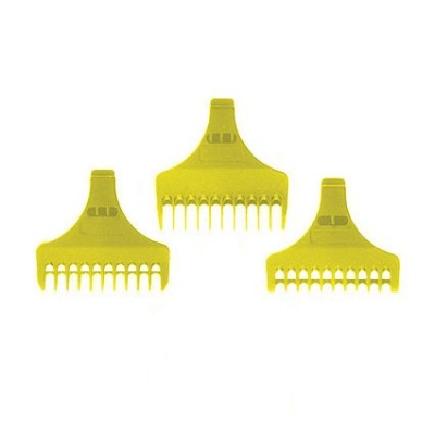 Três pentes amarelos de dentes largos sobre fundo branco