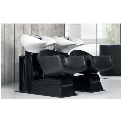 Cadeiras de cabeleireiro pretas com lavatório branco e estrutura brilhante