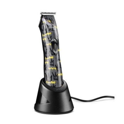 Aparelha de corte de cabelo elétrica com padrão camuflado cinzento e amarelo na base preta de carregamento