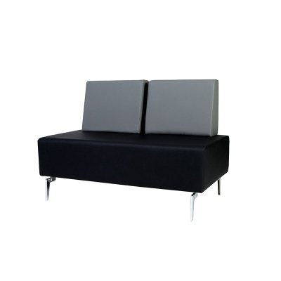 Sofá preto com encosto cinzento e pernas metálicas.