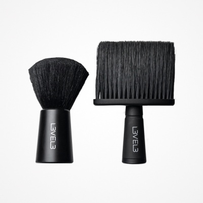 Dois pincéis de barbear pretos da marca LEVEL3 com cerdas e cabo curto