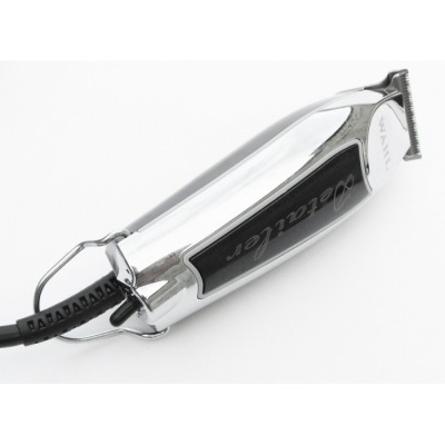 máquina de cortar cabelo Wahl prateada com detalhes pretos