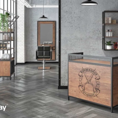 Receção de barbearia com prateleiras, cadeira e espelho, decoração em madeira e metal.