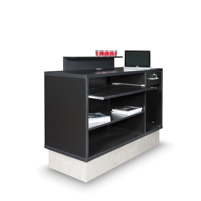 Móvel de receção preto com prateleiras, armário e copos vermelhos no topo