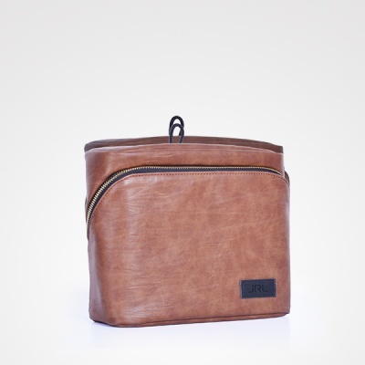 Bolsa castanha sintética com fecho dourado e etiqueta JRL