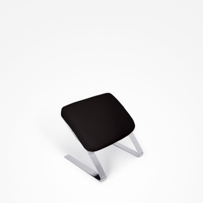 Banco pequeno estofado preto com estrutura metálica prateada