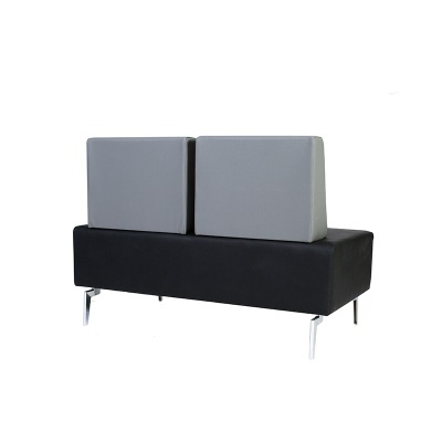 Sofá de dois lugares com encostos cinza e assento preto com pernas metálicas prateadas