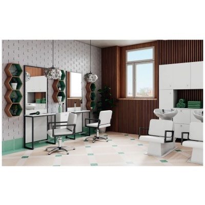 Interior de cabeleireiro com cadeiras brancas e espelhos grandes