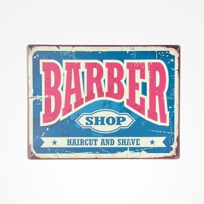 Placa metálica vintage com texto 'BARBER SHOP HAIRCUT AND SHAVE' em azul, vermelho e branco