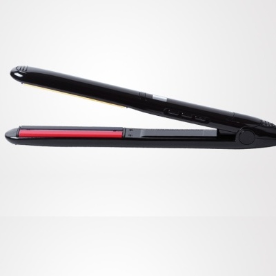 Prancha alisadora preta com placas vermelhas em fundo branco