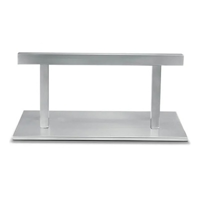 suporte retangular de metal prateado com barra horizontal