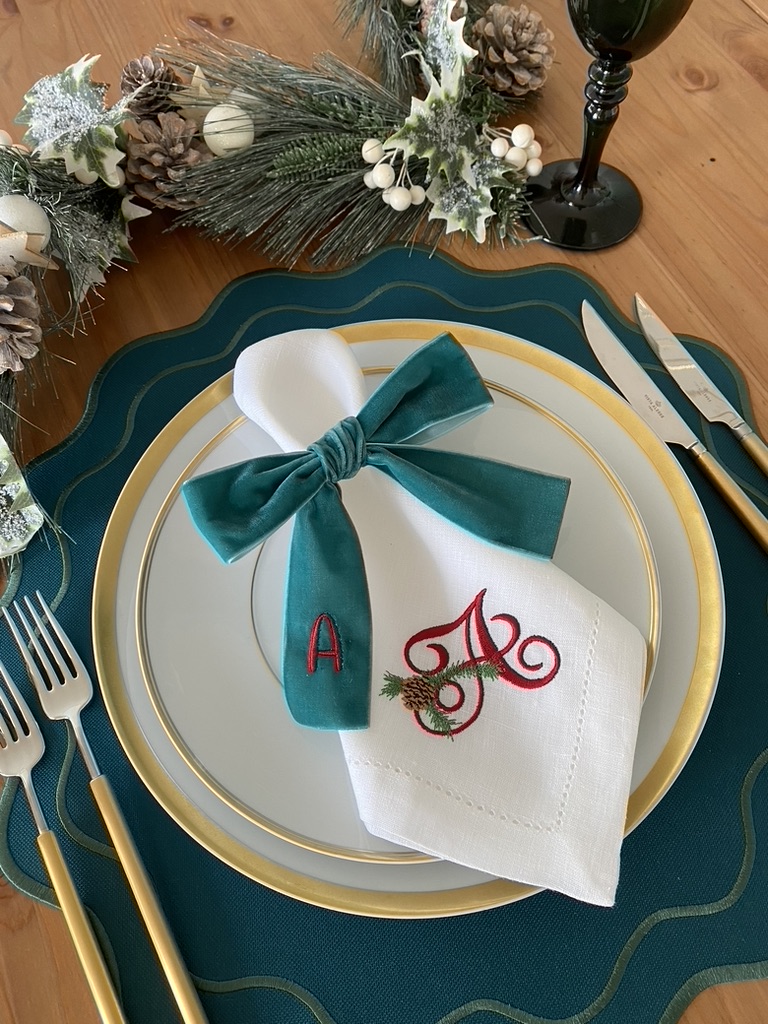 Conjunto elegante de jantar com decoração natalícia