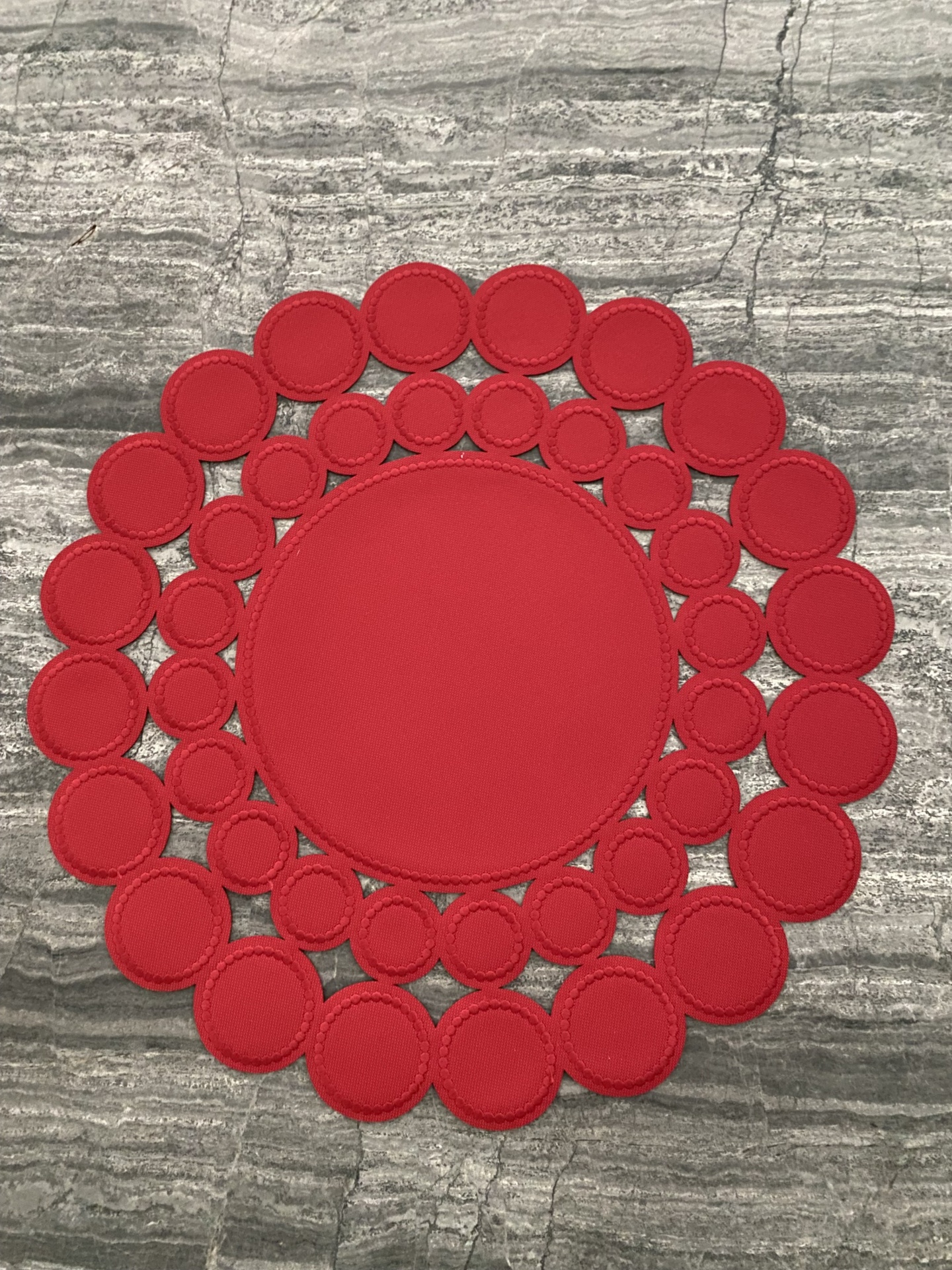 Lugar americano redondo vermelho em tecido com padrão circular