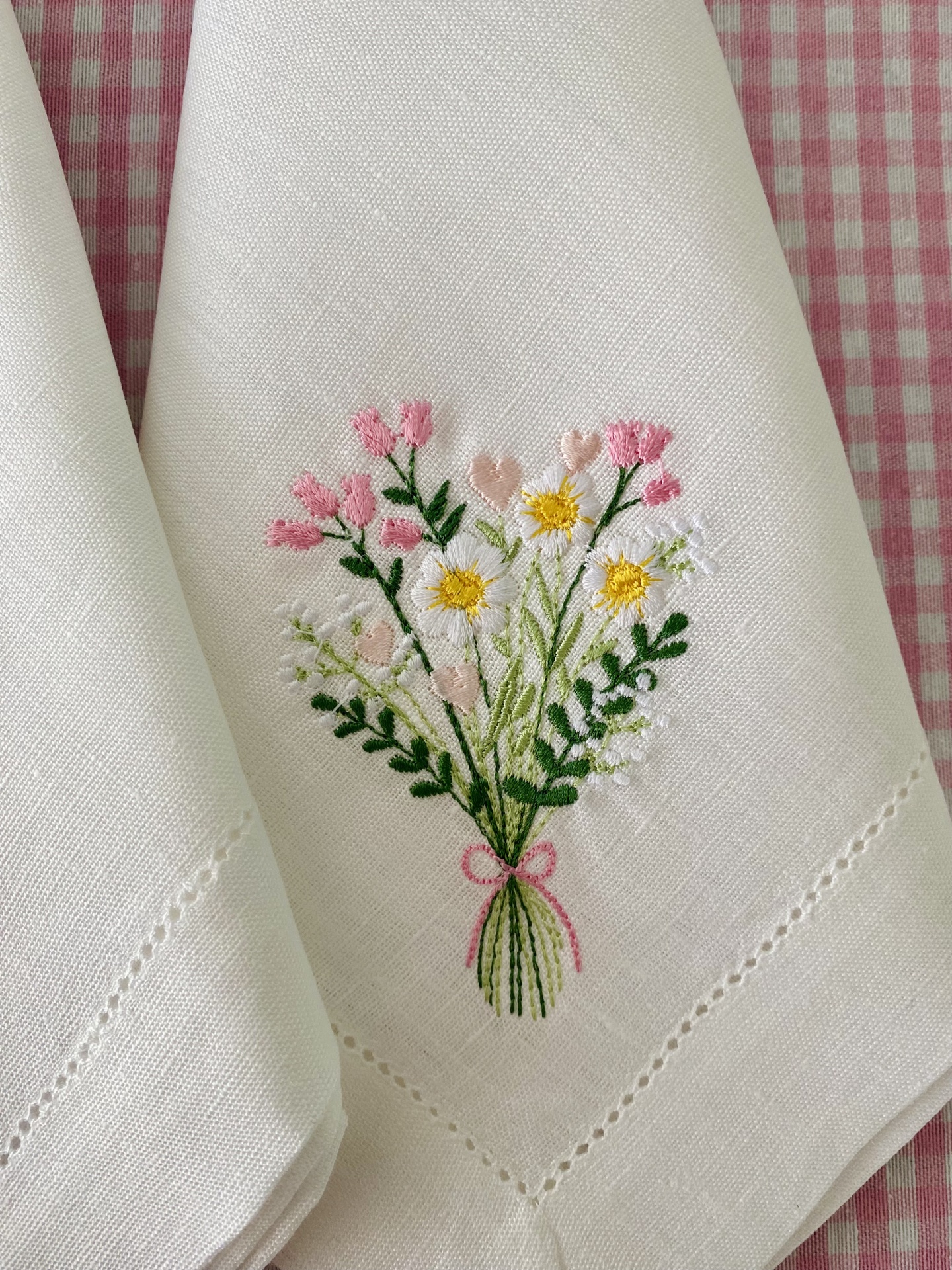 Guardanapo branco bordado com ramo de flores coloridas