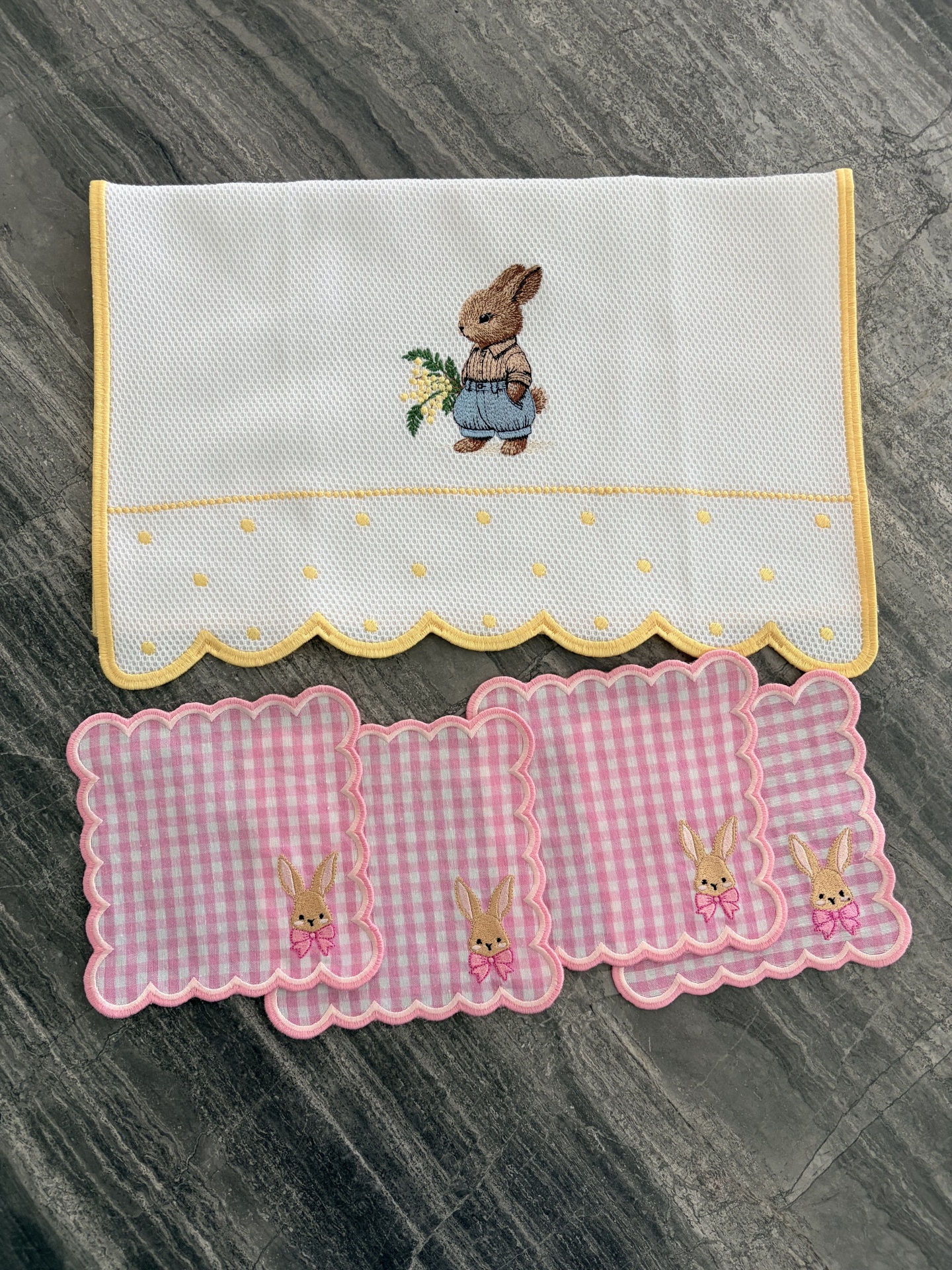 Toalha branca bordada com coelho e panos rosa xadrez com coelhos bordados
