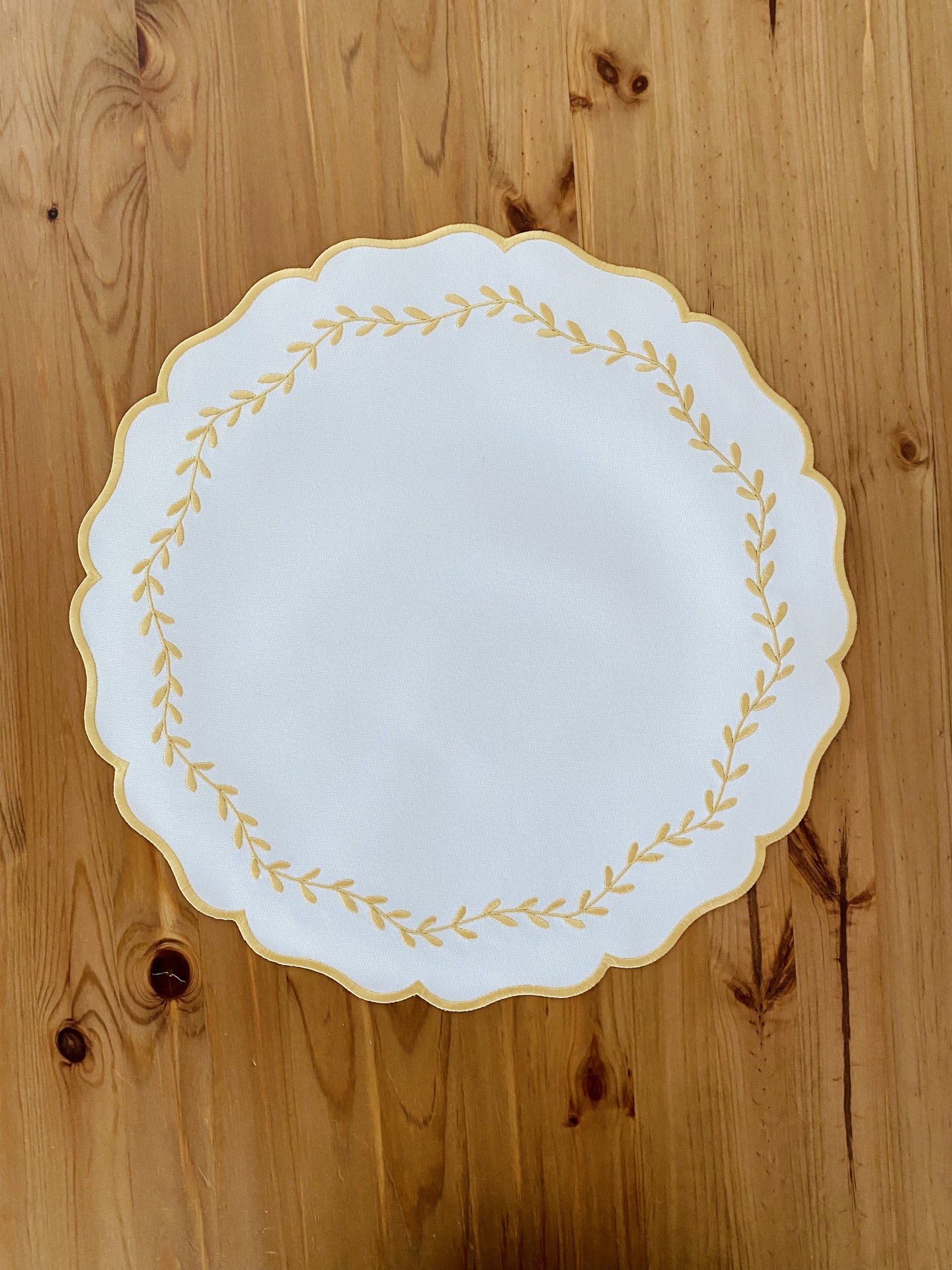 Prato branco com padrão dourado e borda ondulada
