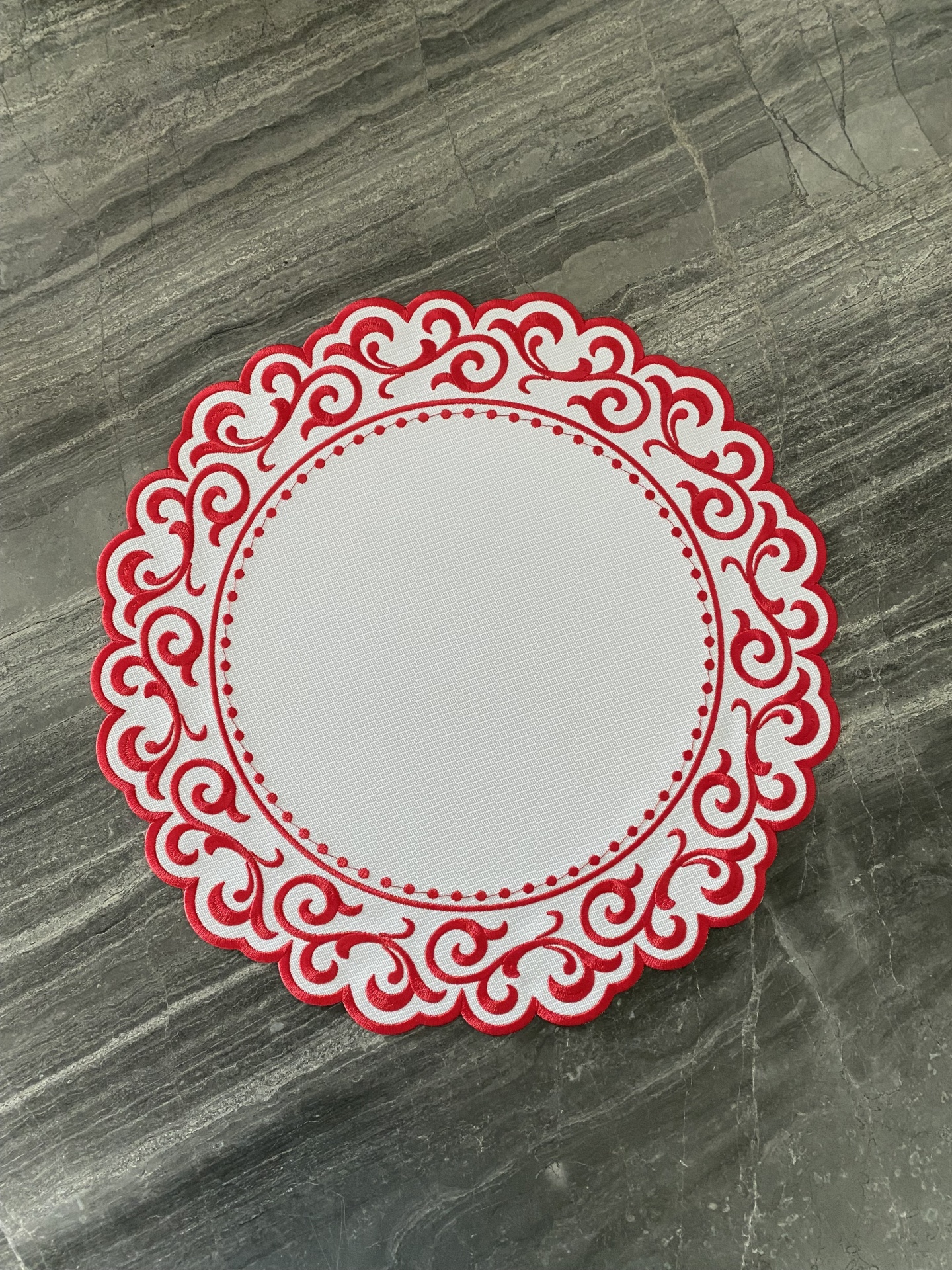 Tapete redondo branco com padrão rendilhado vermelho