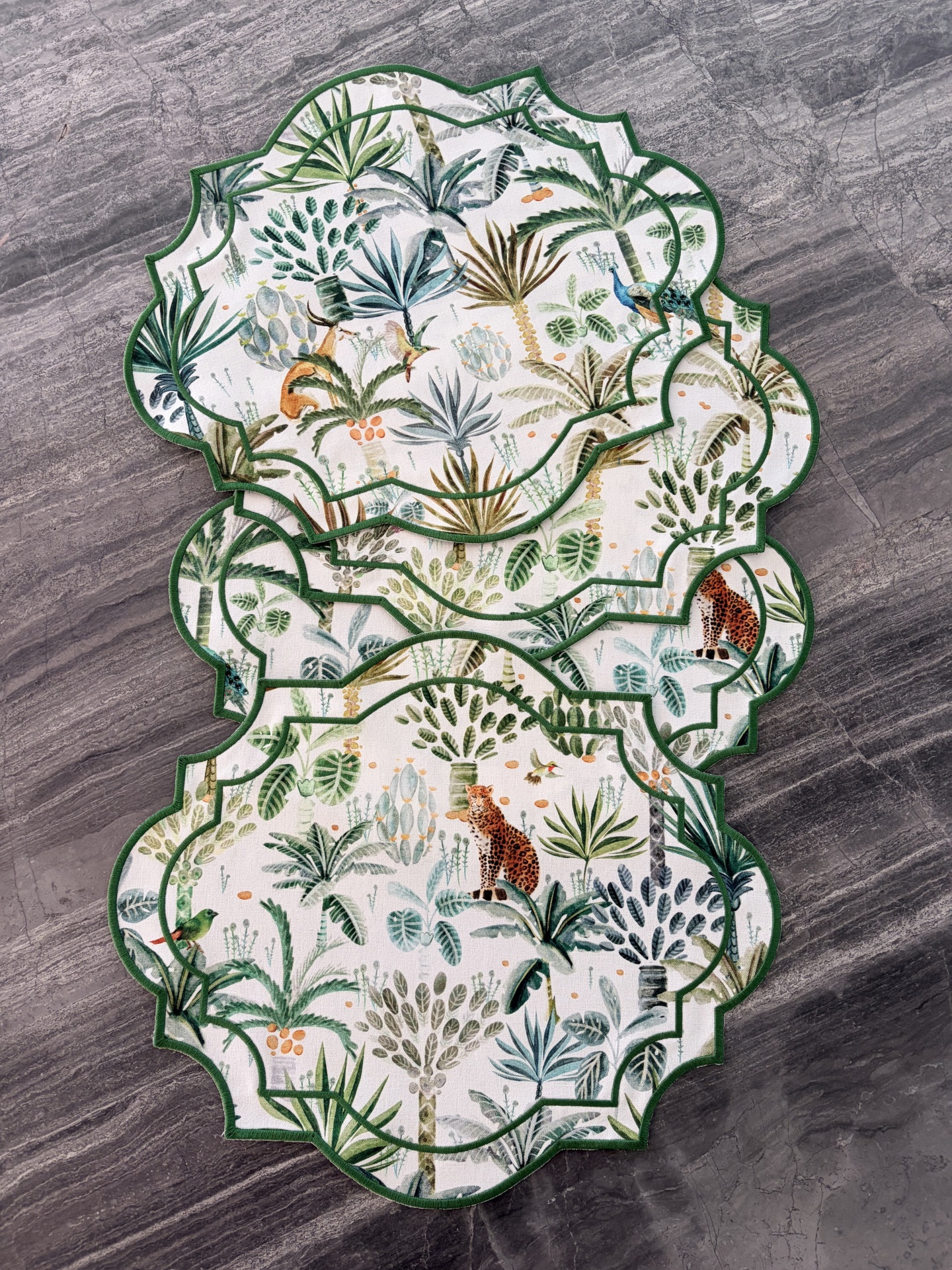 Pratos cerâmicos decorativos com estampas tropicais e bordas verdes